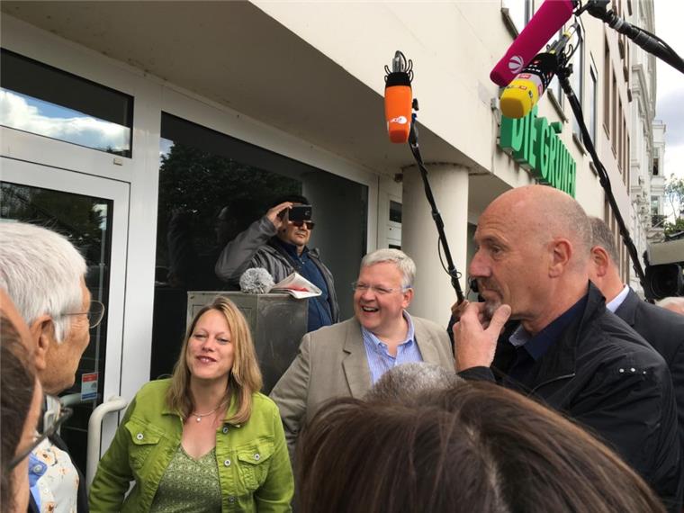 Geht da was? CDU-Spitzenkandidat Carsten Meyer-Heder (von rechts) und der stellvertretende Landeschef Jens Eckhoff loten aus, ob sie mit Grünen-Fraktionschefin Maike Schaefer und Grünen-Landeschef Herman Kuhn koallieren können. 