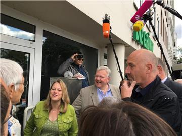 Geht da was? CDU-Spitzenkandidat Carsten Meyer-Heder (von rechts) und der stellvertretende Landeschef Jens Eckhoff loten aus, ob sie mit Grünen-Fraktionschefin Maike Schaefer und Grünen-Landeschef Herman Kuhn koallieren können. 