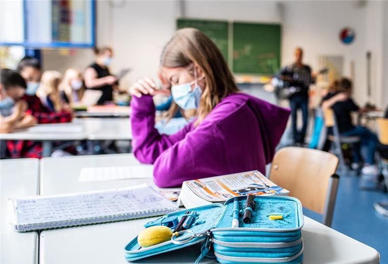 Lehrerverband gegen Lockerungen bei Maskenpflicht Kind mit Maske in Klassenraum