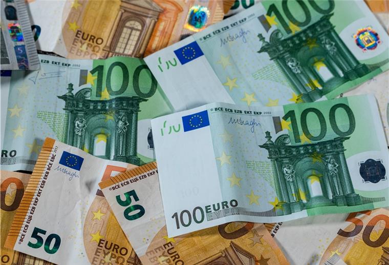 Cuxland-SPD: Kreisumlage muss bleiben Euro-Geldscheine mit unterschiedlichen Werten liegen aufeinander.
