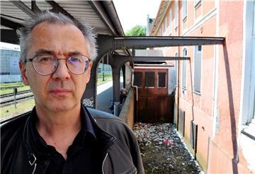 "Geht gar nicht", sagt Bürgermeisterkandidat Raoul Krippner. Wegen des Zustandes des Bahnhofs hat er jetzt den Bahn-Vorstand in Berlin angeschrieben. Sollte der nicht reagieren, will er mit Nordenhamer Bürgern selbst aufräumen am Bahnhof.