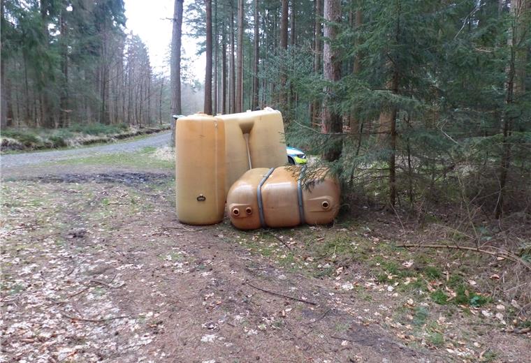 Geht gar nicht: Unbekannte laden leere Öltanks bei Lehnstedt (Gemeinde Hagen) im Wald ab – ein Beispiel von vielen für illegale Müllentsorgung in diesen Tagen.