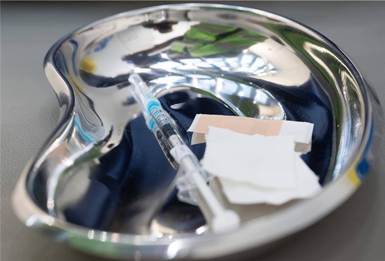 Beratungen über Lockerungen für Geimpfte Eine Spritze mit dem Impfstoff von Astrazeneca liegt im Impfzentrum in der Frankfurter Festhalle.