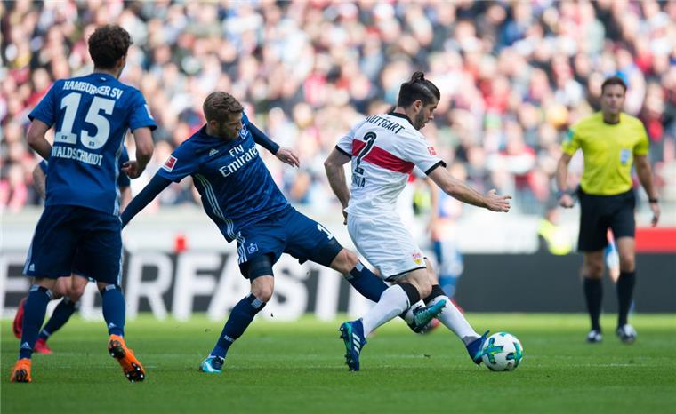 Hamburger SV holt nur einen Punkt Gekämpft hat der Hamburger SV, wie hier Aaron Hunt (Mitte) gegen den Stuttgarter Emiliano Insua.