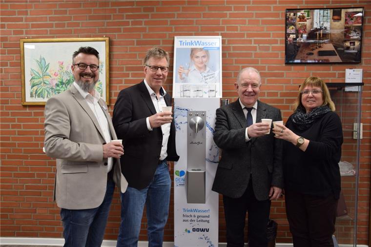 Im Stadlander Rathaus steht jetzt ein Trinkbrunnen Gekühltes stilles und sprudelndes Trinkwasser gibt es gratis im Stadlander Rathaus .