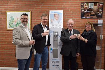 Gekühltes stilles und sprudelndes Trinkwasser gibt es  gratis im Stadlander Rathaus .
