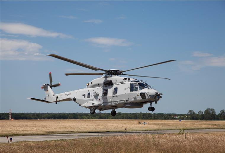Nordholz: Der „Seelöwe“ löst den „König“ ab Gelandet: Der Bundeswehrhubschrauber NH90 „Sea Lion“ löst bei den Nordholzer Marinefliegern den fast 50 Jahre alten Mk41 „Sea King“ ab.
