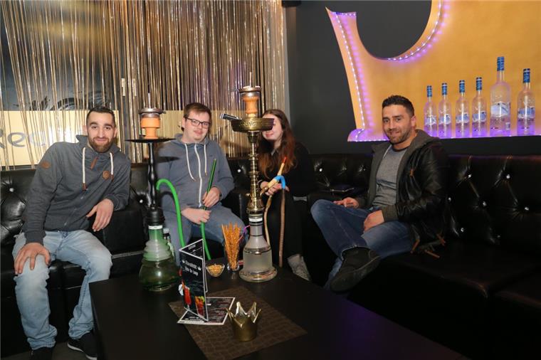 Nach Vorwürfen der Freien Wähler: Shisha-Bar in Hagen droht mit Anwalt Gelassene Atmosphäre in der Bar „Realität“: (von links) Hassan, Justin Kraus, Saskia Franke und Bilal Chaaban beim Shisha-Rauchen.