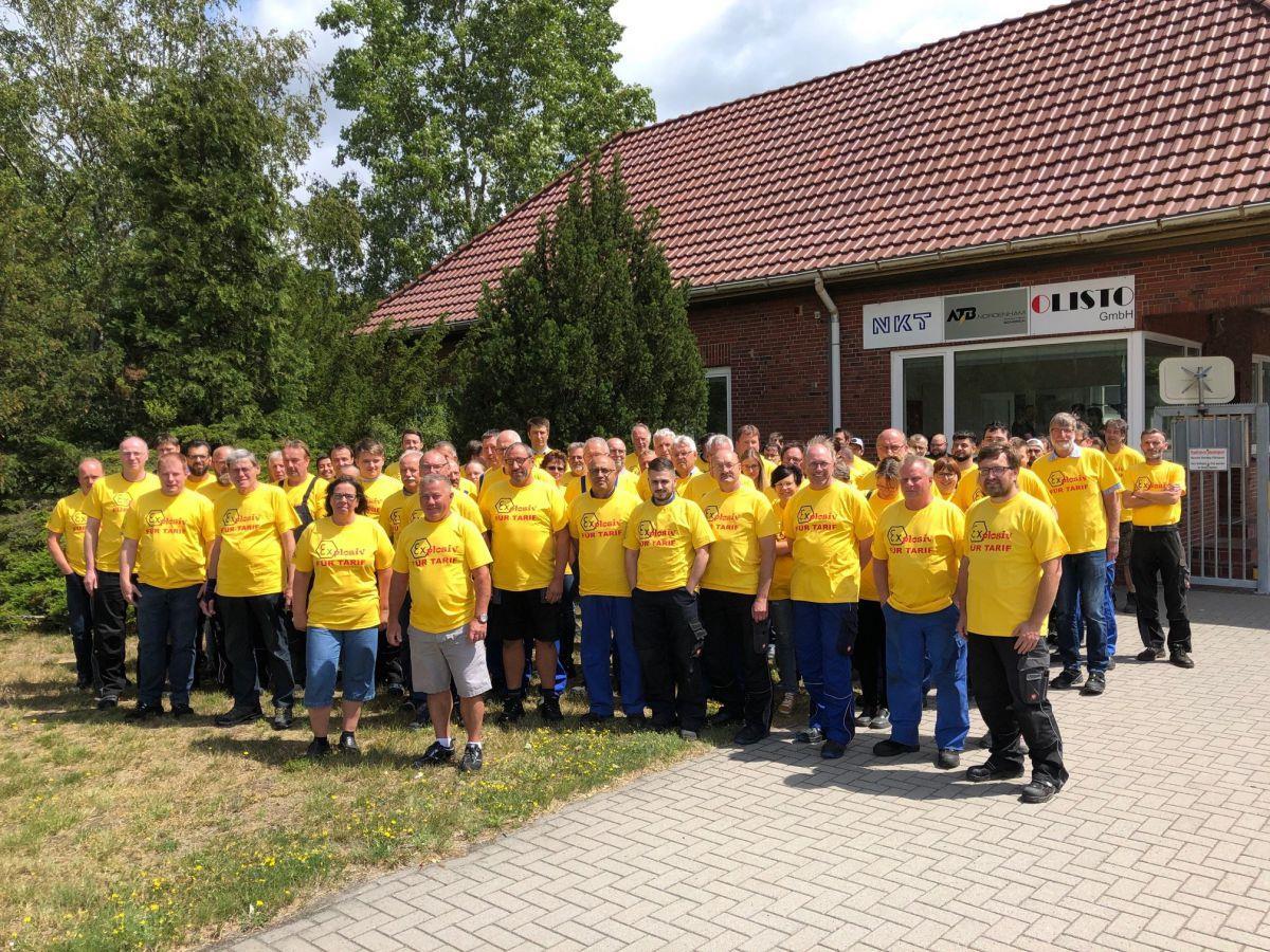 ATB-Belegschaft in Nordenham protestiert in gelben Shirts Gelb ist die Farbe des Protests geworden. Mitarbeiter von ATB Nordenham vor dem Werkstor.