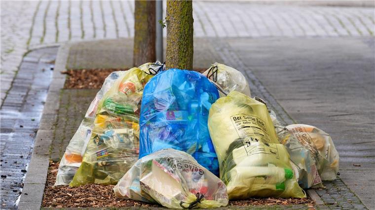Müllberge im Landkreis Göttingen Gelbe Säcke und randvolle Wertstofftonnen überall - Anwohner sind in einigen Teilen des Landkreises Göttingen genervt.