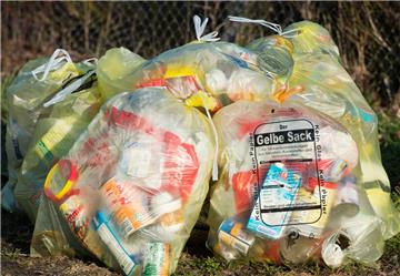 Gelber Sacke oder Gelbe Tonne: Heute in Millionen Küchen, Abstellkammern und Hinterhöfen zu finden. Das war mal anders: Früher wanderten Plastikverpackungen in den Restmüll. So umstritten das - vielleicht etwas komplizierte - deutsche Recyclingsystem auch ist, die Verpackungsverordnung prägt so gut wie jeden Haushalt. Zu verantworten hatte sie 1991 Klaus Töpfer (CDU). Das Umweltministerium feierte (und feiert) sie als &quot;Abkehr von der Wegwerfgesellschaft&quot;. Der Grundgedanke: Wer seine Ware verpackt verkauft, muss sich auch an der Entsorgung der Verpackung beteiligen.