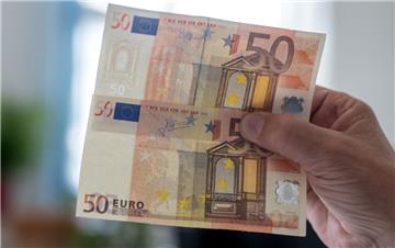 Geld: Ab dem 4. April soll ein neuer 50-Euro-Schein Fälschern das Leben schwerer machen. Zur Erstausstattung werden insgesamt 5,4 Milliarden Stück gedruckt. Der neue Schein hat unter anderem wie schon der neue 20-Euro-Schein ein Porträt-Fenster als neues Sicherheitsmerkmal. Hält man die Note gegen das Licht, wird das Fenster durchsichtig und man sieht ein Porträt der griechischen Mythengestalt Europa. Der 50er ist die am häufigsten genutzte Stückelung der Euro-Banknoten und die am zweithäufigsten gefälschte Banknote im Eurosystem.