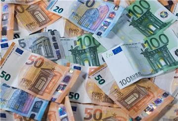 Zahlreiche Euro-Banknoten liegen auf einem Tisch.