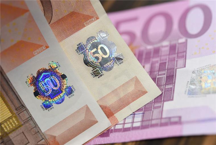 So viel Falschgeld wie nie in Deutschland Geldfälscher haben im vergangenen Jahr in Deutschland so viele Blüten in Umlauf gebracht wie nie seit der Euro-Einführung 2002.