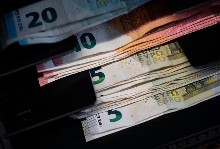 Inflationsrate steigt weiter: keine Entspannung in Sicht Geldscheine liegen in der Einkaufskasse eines Einzelhandelsgeschäfts.