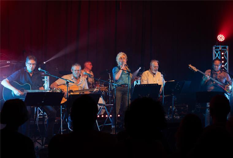 Gleich zwei schöne Konzerte: Nordenham bebt musikalisch Gelungenes Geburtstagskonzert: In der Jahnhalle spielten am Samstagabend Nordenhamer Musiker vor ausverkauftem Haus.