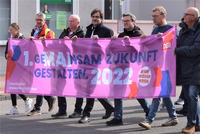In Nordenham und Brake Kundgebungen zum 1. Mai "Gemainsam" die Zukunft zu gestalten forderten die Demonstrationsteilnehmer, unter ihnen Nordenhams Bürgermeister Nils Siemen (4. von links).