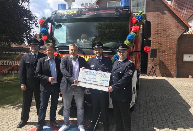 Neues Gefährt für die Freiwillige Feuerwehr Tossens Gemeindebrandmeister Stefan Hobbie (von links), Bürgermeister Axel Linneweber, Markus Knoke von der Öffentlichen Oldenburg/Butjadingen, Ortsbrandmeister Alexander Buchholtz und sein Stellvertreter Sascha Meister freuen sich über das neue Gefährt.