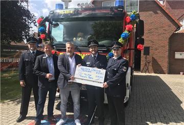 Gemeindebrandmeister Stefan Hobbie (von links), Bürgermeister Axel Linneweber, Markus Knoke von der Öffentlichen Oldenburg/Butjadingen, Ortsbrandmeister Alexander Buchholtz und sein Stellvertreter Sascha Meister freuen sich über das neue Gefährt.