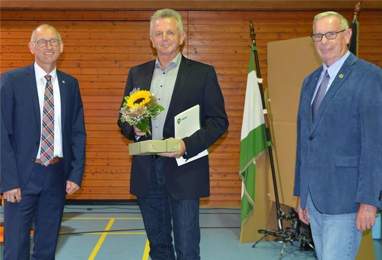 Gemeinde Loxstedt: Solide Finanzen zum Abschluss Detlef Wellbrock, Ullrich Köster und Fritz Grieger (von links) bei der Ehrung.