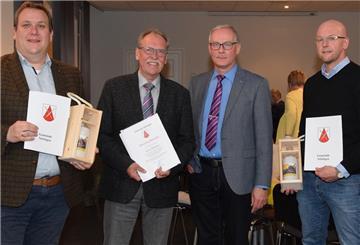 Gemeindedirektor Gerhard Kahrs (Zweiter von rechts) mit den verabschiedeten Ratsmitgliedern Volker Wahlers (von links), Reinhard Aufdemkamp und Kai Oevermann. Nicht auf dem Bild sind André Mombauer und Annegret Winkelmann, die bei der Sitzung nicht anwesend waren.