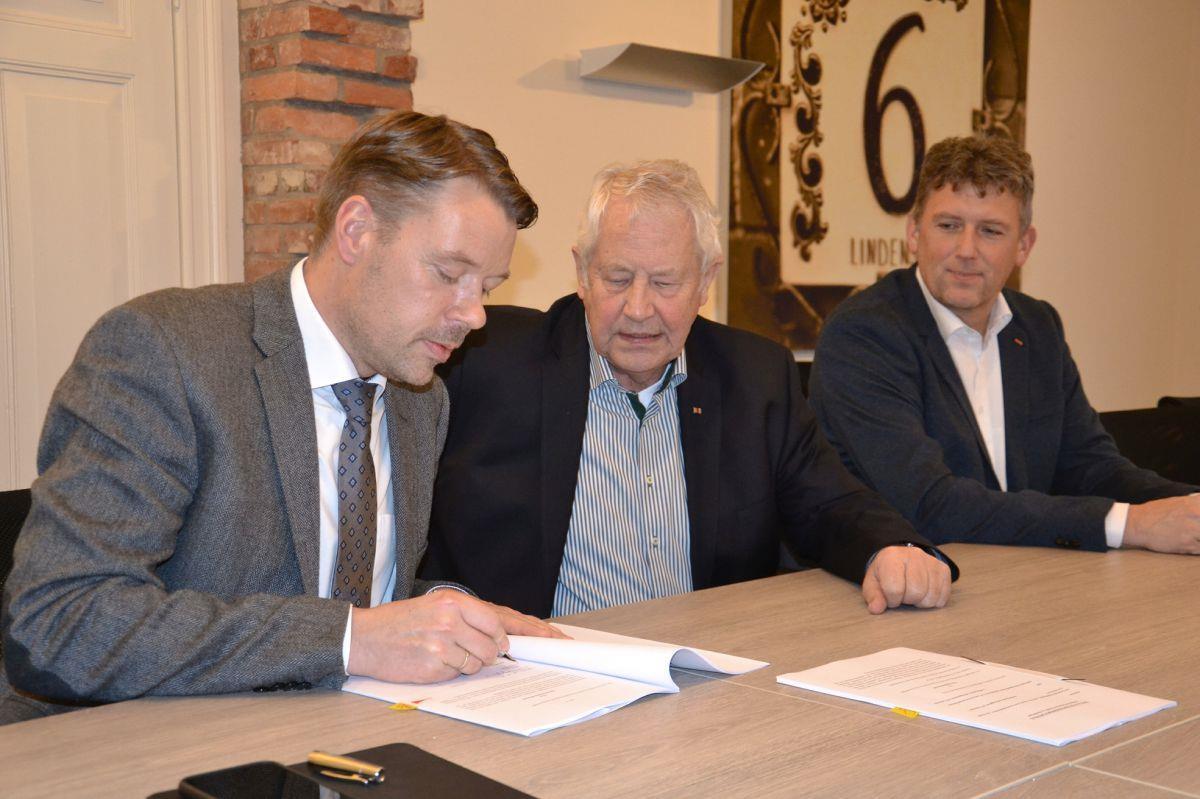 Heeslingen bekommt eine kunterbunte Arche aus Holz Gemeindedirektor Henning Fricke unterzeichnet den Vertrag für den Bau der neuen Kita an der Bremer Straße in Heeslingen. Bürgermeistermeister Gerhard Holsten und Generalunternehmer Carsten Völkerding (rechts) tun es ihm später nach.