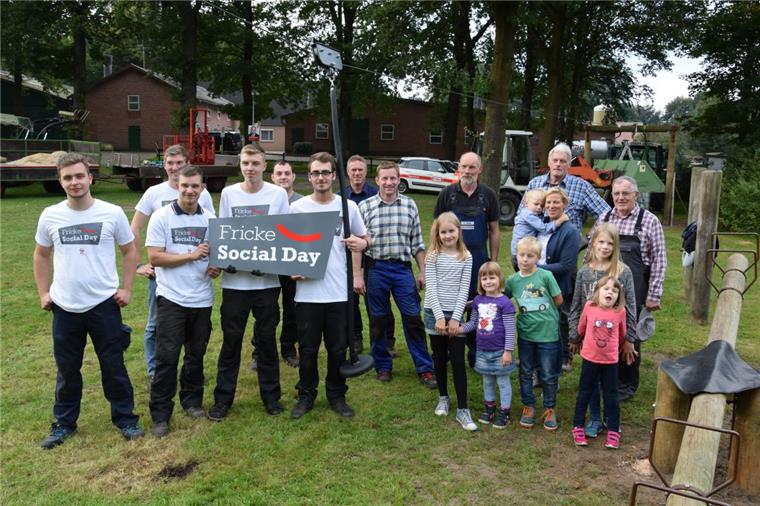 Soziales Projekt: Azubis und Bürger bauen Kinder-Seilbahn in Godenstedt Gemeinsam bauten Auszubildende beim Fricke Social Day mit Mitgliedern des Dorfvereins Godenstedt eine Seilbahn und setzten weitere Spielgeräte auf dem Spielplatz am Dorfgemeinschaftshaus instand. Darüber freuen sich nicht nur die Kinder aus dem Ort.