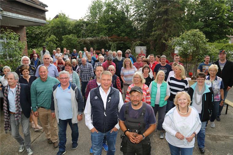 Gemeinsam für Kita und Dorfzentrum – Sandstedter Hof als Option? Gemeinsam ein starkes Zeichen setzen: Die Bürgerinnen und Bürger in Sandstedt wollen Betreuungsmöglichkeiten für Kinder und ein gemeinsames Haus für Veranstaltungen.