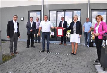 Gemeinsam für die Erhaltung der Arbeitsplätze von Premium Aerotec in der Region (von links): Friesland-Landrat Sven Ambrosy, der Landtagsabgeordnete Dragos Pancescu, Betriebsrat Jürgen Bruns, Betriebsrat Thomas Busch, Varels Bürgermeister Gerd-Christian Wagner, die Landtagsabgeordnete Karin Logemann, Betriebsrat Michael Eilers und die Bundestagsabgeordnete Susanne Mittag.