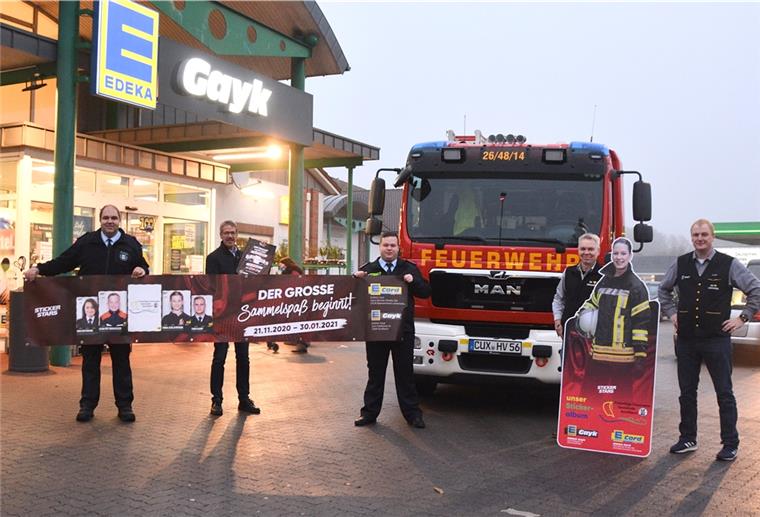Schiffdorfer und Stadlander Feuerwehrleute werden zu „Sticker-Stars“ Gemeinsam für die Feuerwehr Schiffdorf werben Hauke Kahrs (von links), Gemeindebürgermeister Klaus Wirth, Sönke Eriksen, Torsten Cord und René Gayk.