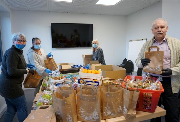 Beverstedter packen 250 Tüten für Senioren Personen packen Geschenke ein.
