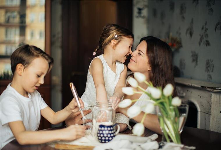 Familie oder Paar gesucht, die Kindern ein familiäres Umfeld im neuen Zuhause bieten Familie am Tisch