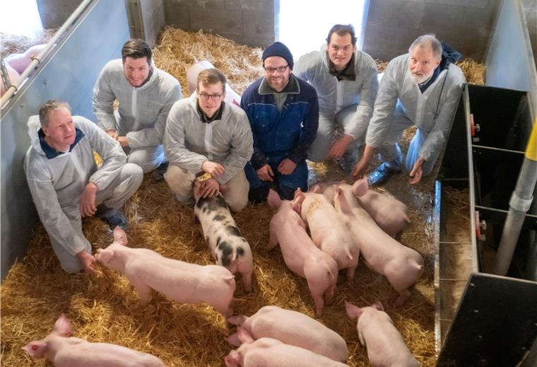 Fleischerei Mühlenbeck setzt auf frische Luft für Schweine Gemeinsam für mehr Tierwohl: Dr. Andreas von Felde (Landwirt, von links), Jan-Peter Mehring (Mühlenbeck Fleischwaren), Harm Böckmann (Brand Qualitätsfleisch), Henning Renk (Landwirt), Christoph Lülfs (Landwirt) und Dr. Rudolf Lüdemann (Ferkelzüchter).