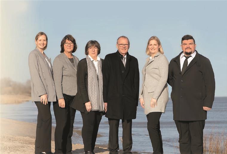 Bestattungen Meyer in neuen Händen Gemeinsam in die Zukunft: Lena Mittelstädt, Silke Bens, Inge Meyer, Hans-Detlef Meyer, Jana Bens, Marvin Bens.