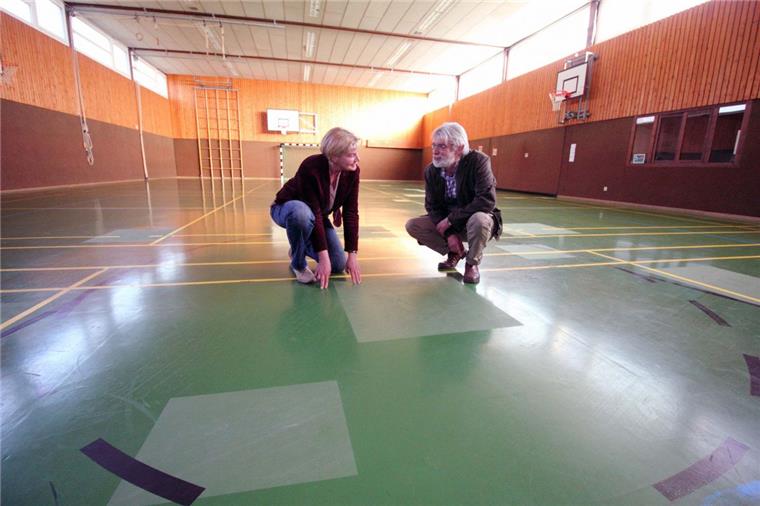 Turnhalle in neuem Gewand Gemeinsam machen sich Ortsbürgermeisterin Conny Trowitzsch und Schulleiter Norbert Nowka ein Bild vom Zustand der Uthleder Turnhalle.