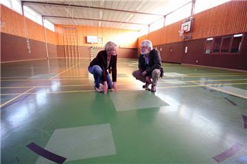 Gemeinsam machen sich Ortsbürgermeisterin Conny Trowitzsch und Schulleiter Norbert Nowka ein Bild vom Zustand der Uthleder Turnhalle.