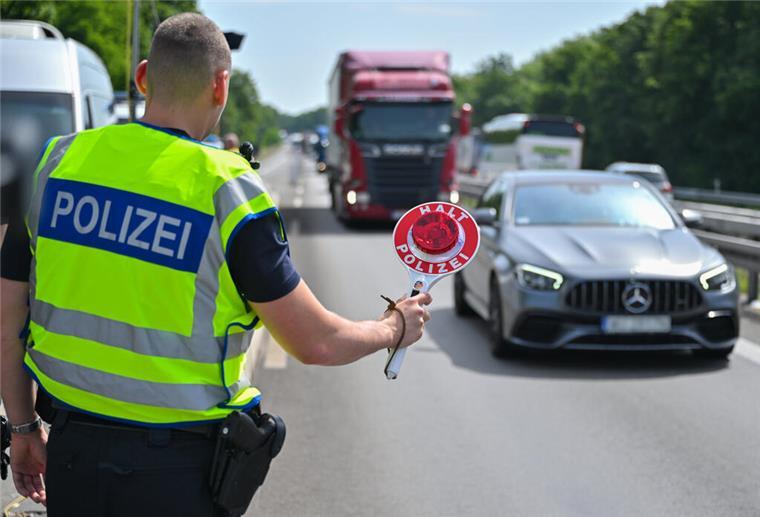 Luftfoto einer Verkehrskontrolle in der Nähe des Wesertunnels
