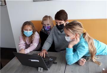 Gemeinsam mit der wissenschaftlichen Leitung Dr. Anja Dörfer suchen die Kinder der Museums AG Bilder für ihren Vortrag aus.