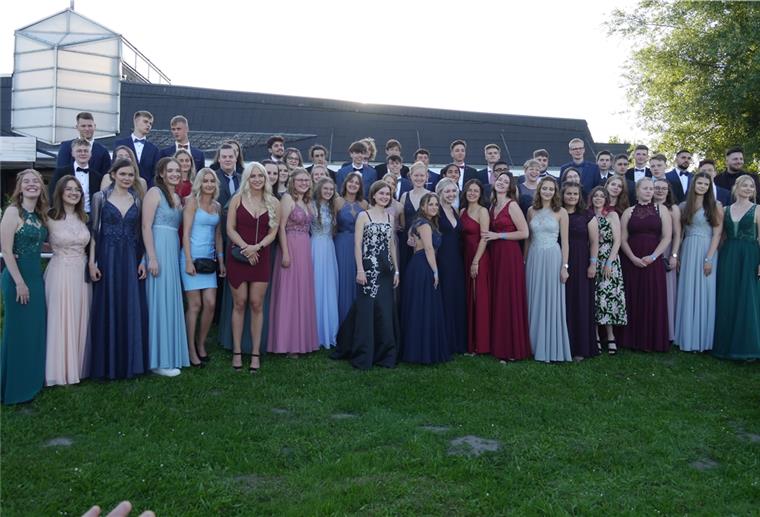 Gemeinsam mit Freunden und Familien haben die Schülerinnen und Schüler des Gymnasiums Nordenham ihren Schulabschluss beim Abiball in den Weserterrassen gefeiert.
