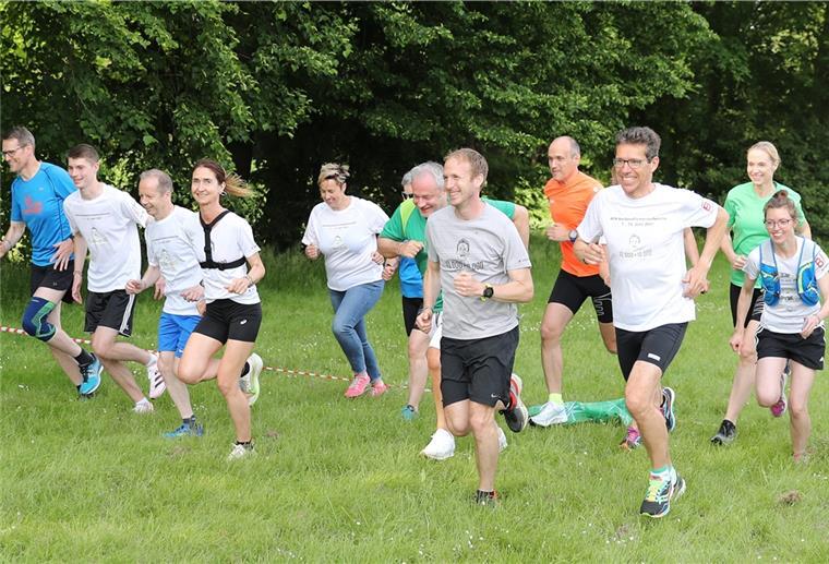 Europameister Jan Fitschen schaut bei Firmenlauf vorbei Gemeinsam mit Jan Fitschen (graues T-Shirt) liefen die Organisatoren und Gewinner der Verlosung am Freitag eine Weile.