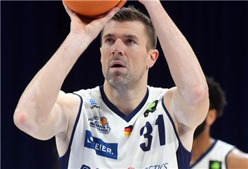  Robert Oehle von den Eisbären Bremerhaven wirft einen Basketball.