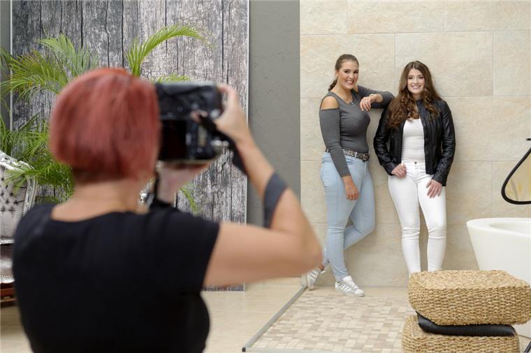 „NZ-Fan-Girl“ Mareike Schröder: Vom Fußballplatz ins Fotostudio Gemeinsam mit Schwester Melina posierte Mareike Schröder vor Martina Buchholzs Kamera.