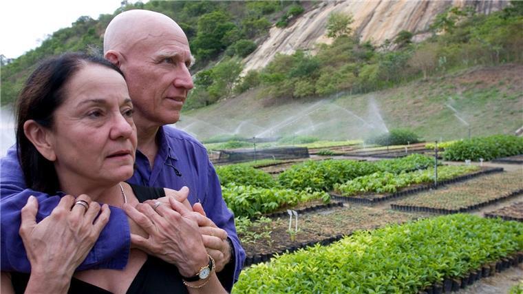 Gemeinsam mit seiner Frau Lelia Wanick Salgado forstete Sebastião Salgado die Farm seiner Eltern auf und setzte sich für Naturschutz ein.