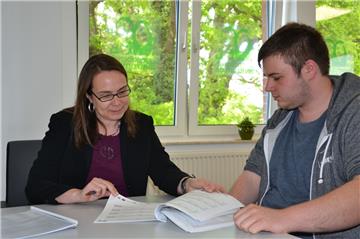 Gemeinsam schauen sich Heike Barenscheer-Bormann, Jugendberufscoach vom Landkreis Rotenburg, und Janek Herting den Bogen der Potenzialanalyse an. In diesem werden Selbst- und Fremdeinschätzung miteinander verglichen und dann die Stärken herausgefiltert.