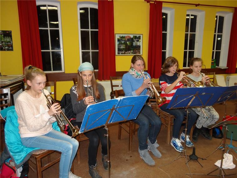 Übung macht den Meister: Junge Musiker aus Hagen geben Motivationstipps Gemeinsam spielen macht mehr Spaß als alleine: Die Nachwuchsgruppe des Posaunenchores Bramstedt von links: Finja, Jelina, Meike Hinze, Laura, Anna.