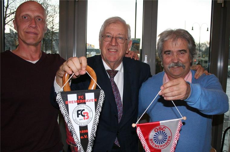 Gemeinsam stark: Der Hamburger Finanzkaufmann Bernd Günther (Mitte) mit OSC-Trainer Björn Böning (links) und Fußball-Abteilungsleiter Hajo Böhm.