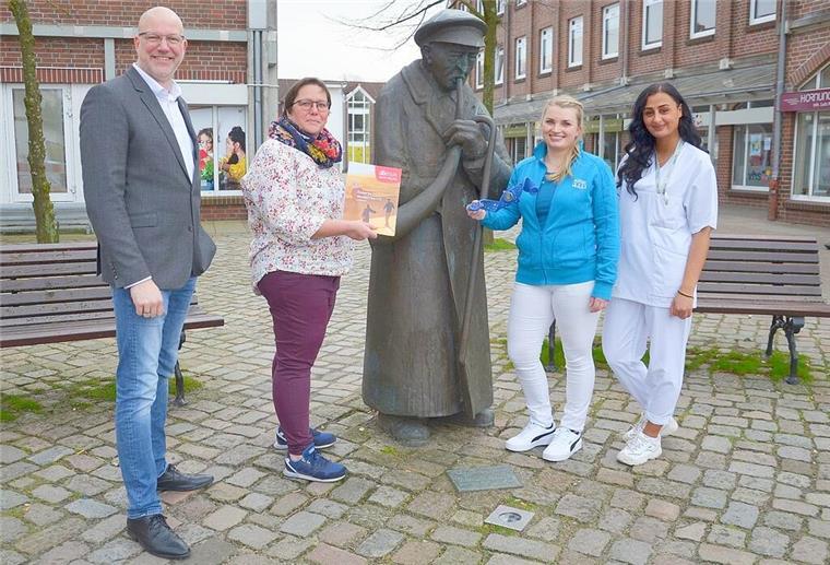 Stellenbörse in Langen: 20 Unternehmen buhlen um Fachkräfte Gemeinsam werben sie für die Stellenbörse im Lindenhof (von links): Mirko Oeltermann (Bäko), Nicole Essen (Reisebüro Dertour), Milena Koenen (Firmengruppe Koenen) und Yarar Gülistan (Ameos).