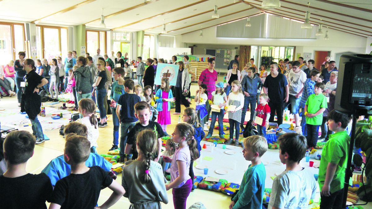 Bildergalerie: 100 Kinder feiern Kinderkirchentag in Nordholz Gemeinsam wird beim 32. Kinderkirchentag in Nordholz gesungen, gespielt, Theater zugesehen und sehr viel Überraschendes erlebt.