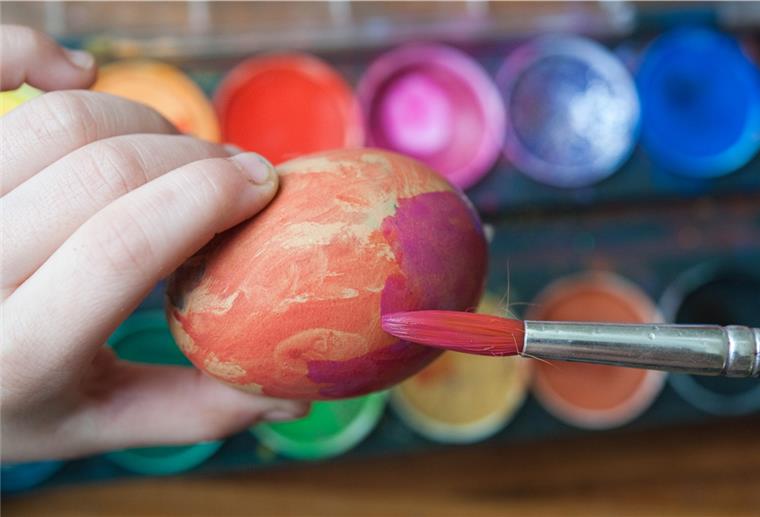Gemeinsame Aktivitäten wie Basteln oder das Anmalen von ausgepusteten Eiern sind auch jetzt möglich, sagt Silvia Miller vom Kinderschutzbund. 