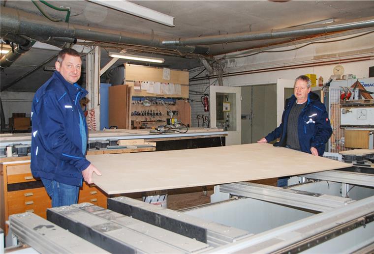 Gemeinsame Arbeit an der Plattenaufteilsäge: Frank Beddies (links) und Thomas Harrer produzieren derzeit bei Geschäftsfreund Bernd Marschalk in Elmlohe, nachdem ihre Tischlerei im Gewerbegebiet Loxstedt im Januar abgebrannt ist.